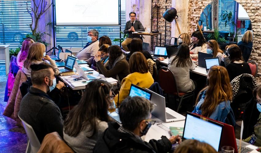 Personas trabajando en mesas y con computadoras Personas trabajando en mesas y con computadoras
