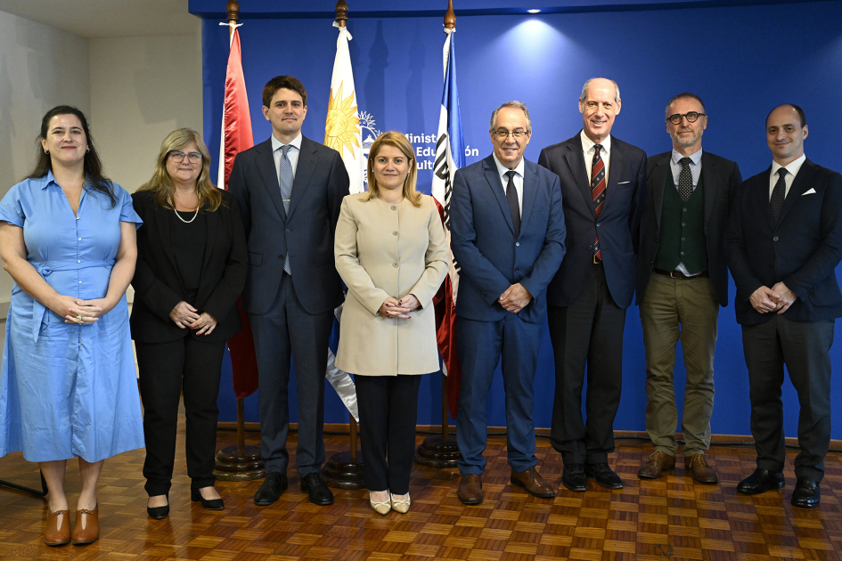 Ministro Mahía, autoridades del MEC y autoridades del gobierno de Italia