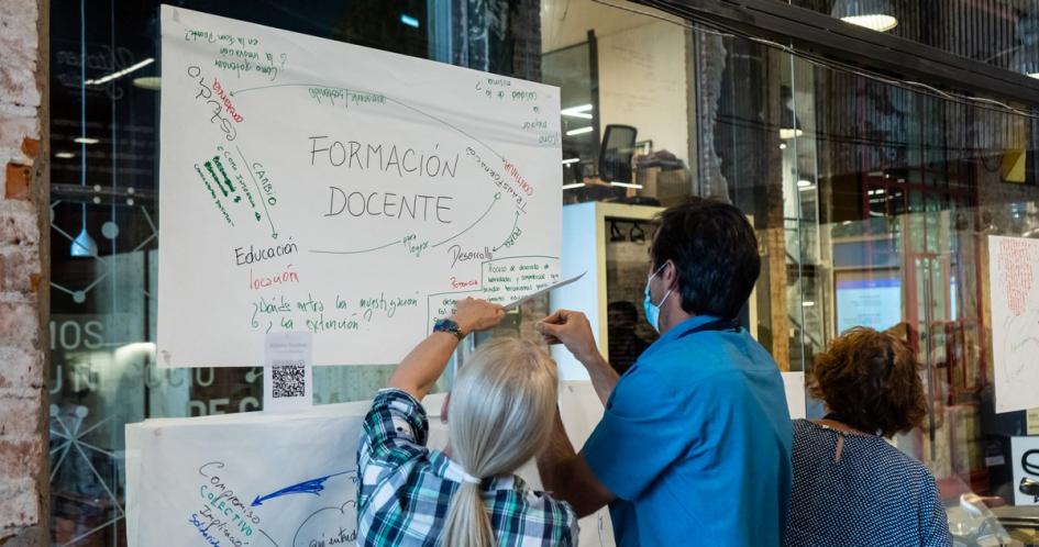 Participantes en “B.I.C.E.P.S. para el cambio educativo”. personas escribiendo en papel en la pared.