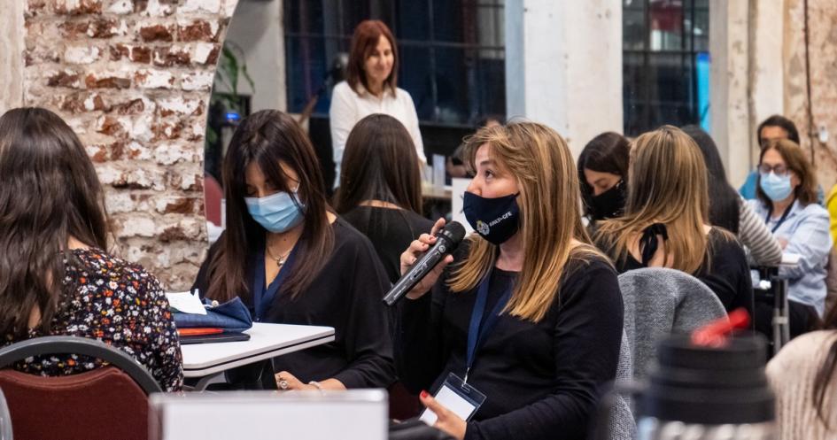 Participantes en “B.I.C.E.P.S. para el cambio educativo”. personas sentadas escuchando exposición.