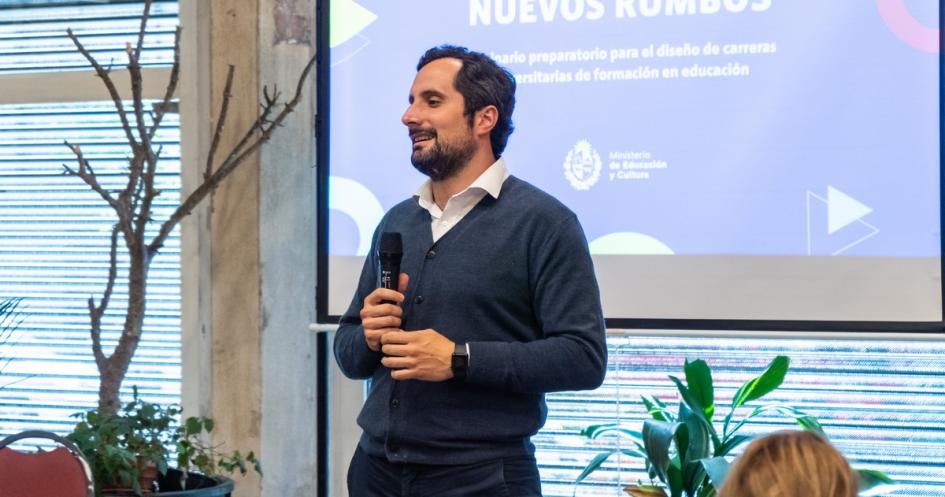 Director de educación, Gonzalo Baroni, en la apertura del módulo. hombre de pie con micrófono