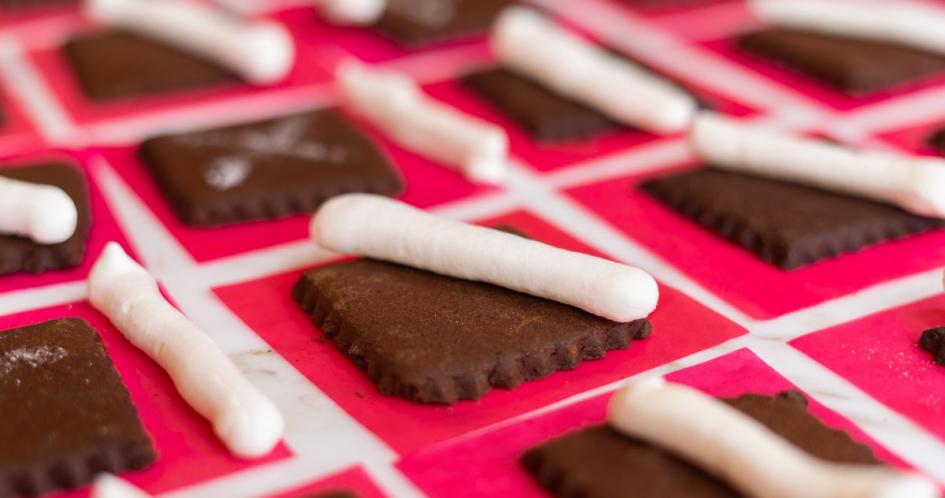 Propuesta gastronómica "Con la comida sí se juega": galleta de chocolate y tiza de merengue. galletas de chocolate.