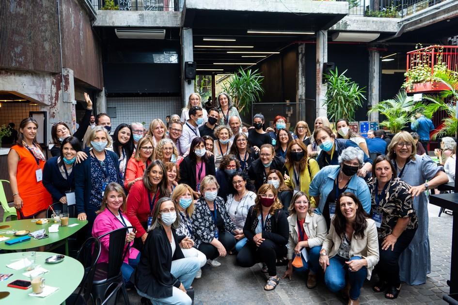 Se generó un espacio de construcción colectiva para intercambiar experiencias y retroalimentar las p Todos los participantes posando para la foto