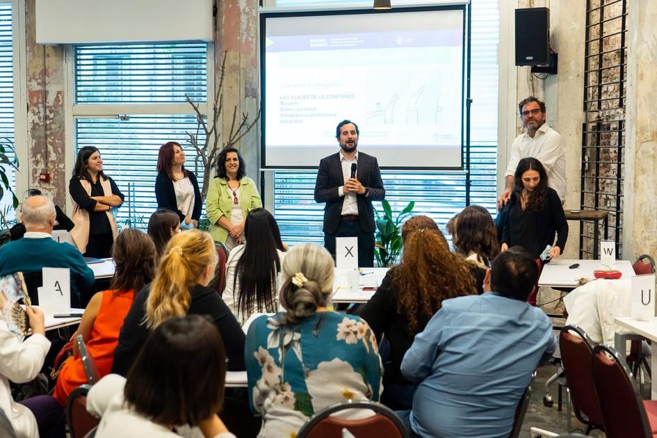 Las situaciones de enseñanza y aprendizaje siempre fueron moderadas por tres facilitadores Director de Educación hablando y a sus costados los docentes. Adelante están los participantes