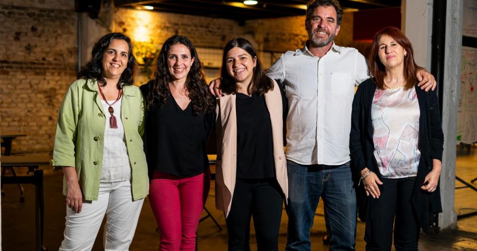 Expositores, Fundación Varkey. personas de pie abrazados.