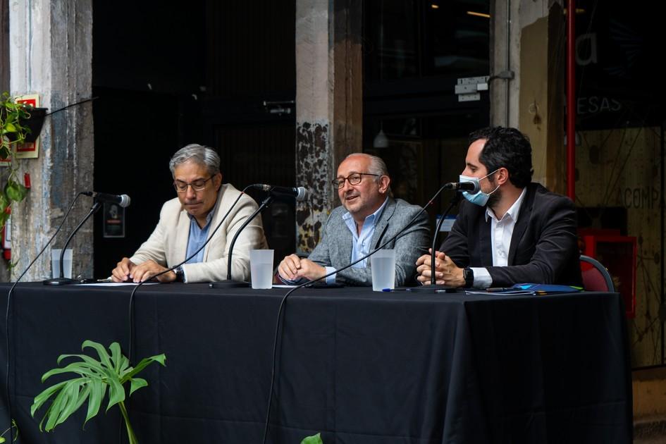 Presidente de Anep, Robert Silva; ministro del MEC, Pablo da Silveira y director de Educación, Gonza Autoridades sentadas en la mesa dando sus discursos