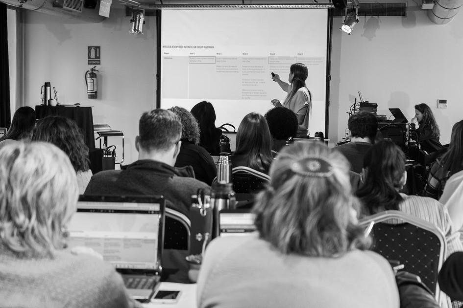 Curso de nivelación para docentes Personas sentadas con laptops atendiendo a un conferencista