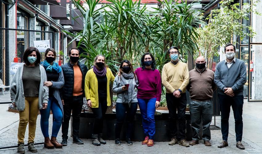 Autoridades y docentes parados mirando a la cámara