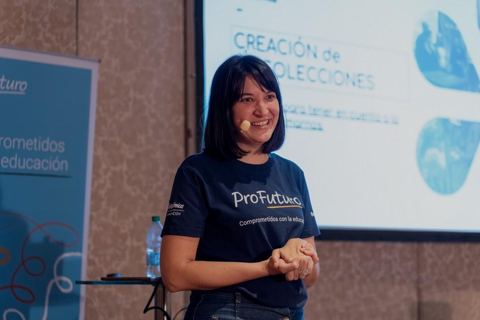 Mujer con camiseta de ProFuturo hablando durante un taller