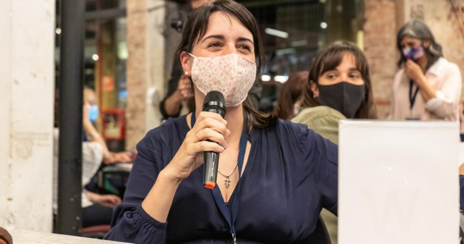 mujer con micrófono sonriendo