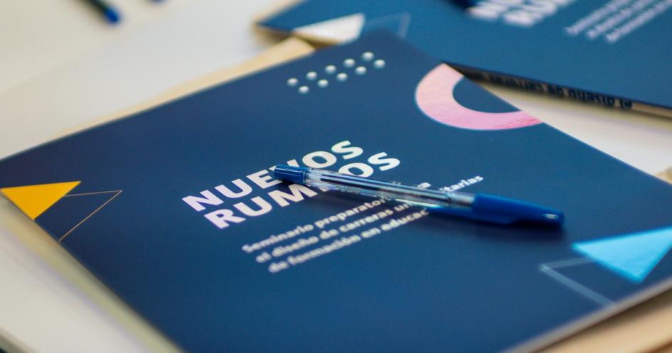 Nuevos Rumbos Carpetas con el diseño de Nuevos Rumbos y una lapicera arriba