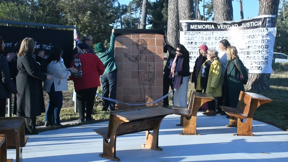En Parque del Plata, Canelones, fue inaugurado un memorial en homenaje al maestro Julio Castro En Parque del Plata, Canelones, fue inaugurado un memorial en homenaje al maestro Julio Castro