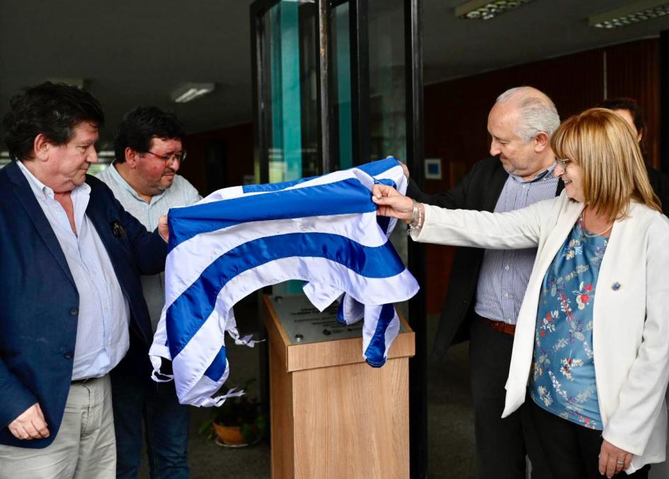 Autoridades descubriendo la placa declaratoria de MHN. Autoridades descubriendo la placa.