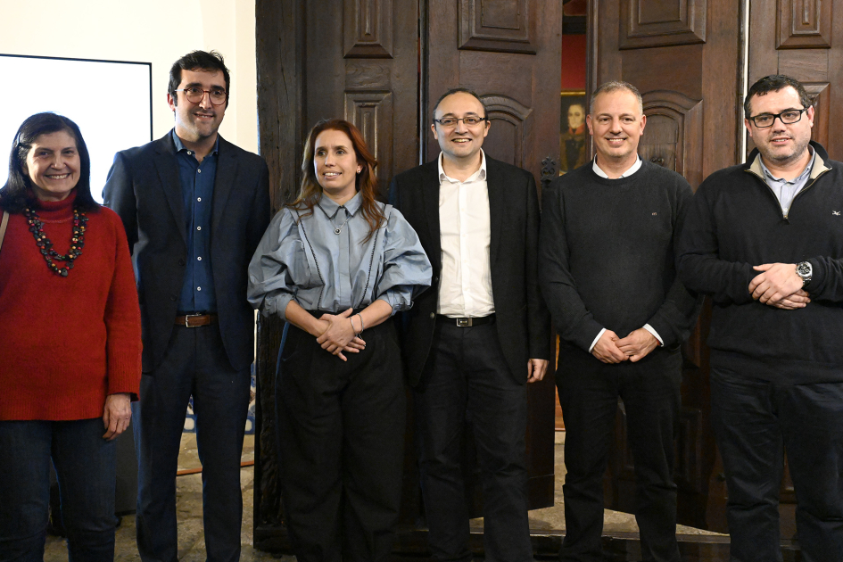 Autoridades posan para foto.