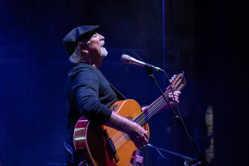 El cierre artístico estuvo a cargo del dúo Larbanois - Carrero Músico tocando la guitarra
