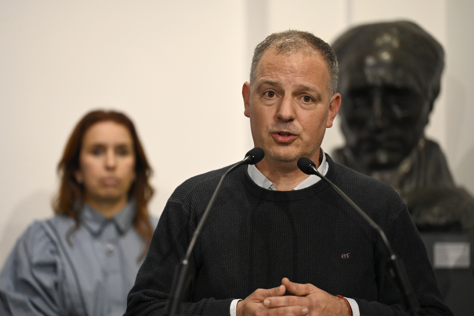 Primer plano de persona hablando al público