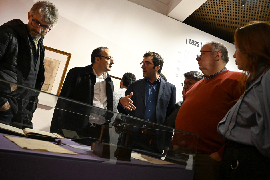 Personas recorriendo una exposición.