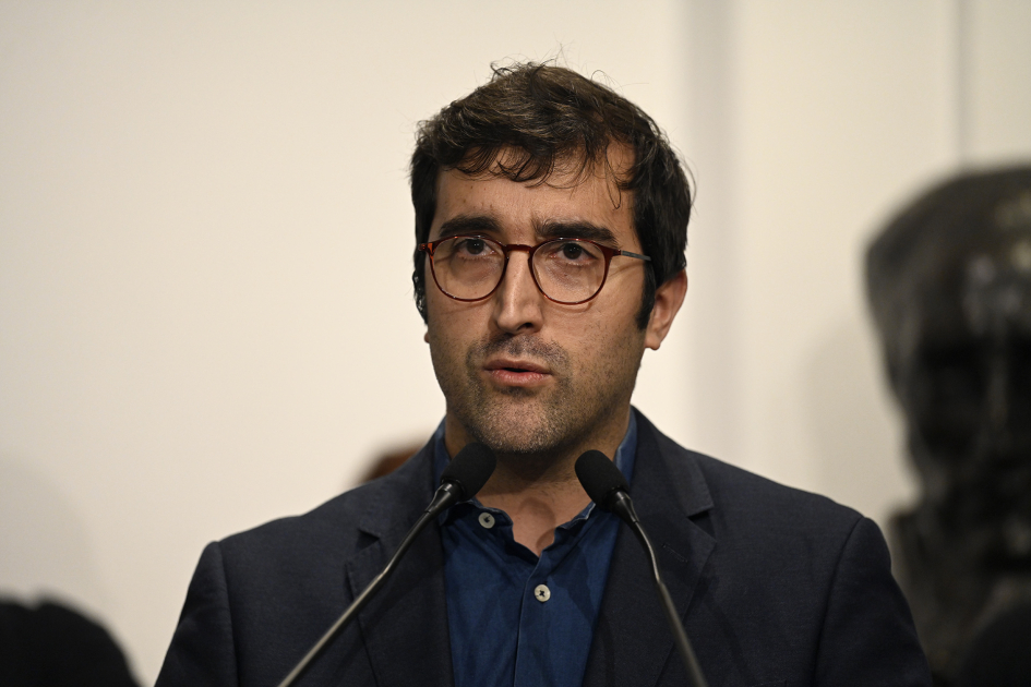 Persona hablando al público