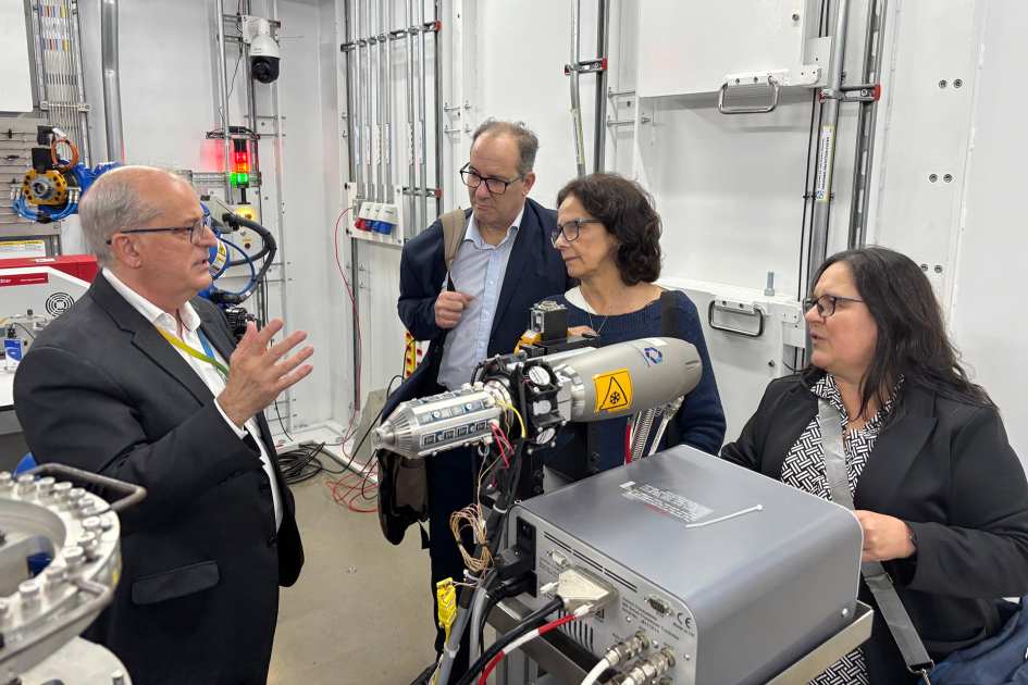 Presentación del Centro Binacional de Investigación e Innovación en Ciencias de la Vida en San Pablo Autoridades conversando durante recorrida