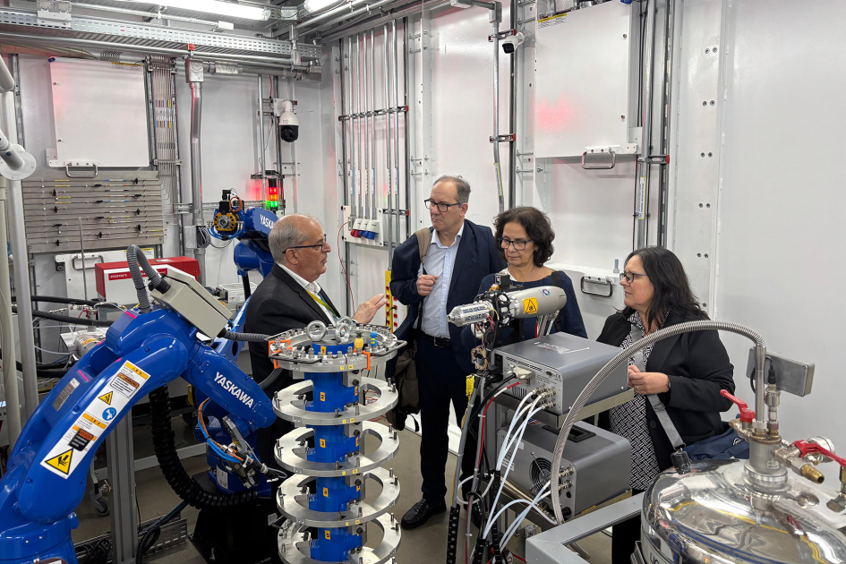 Presentación del Centro Binacional de Investigación e Innovación en Ciencias de la Vida en San Pablo Autoridades recorriendo un laboratorio