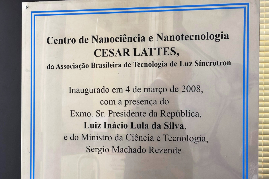 Presentación del Centro Binacional de Investigación e Innovación en Ciencias de la Vida en San Pablo Placa en la entrada al centro