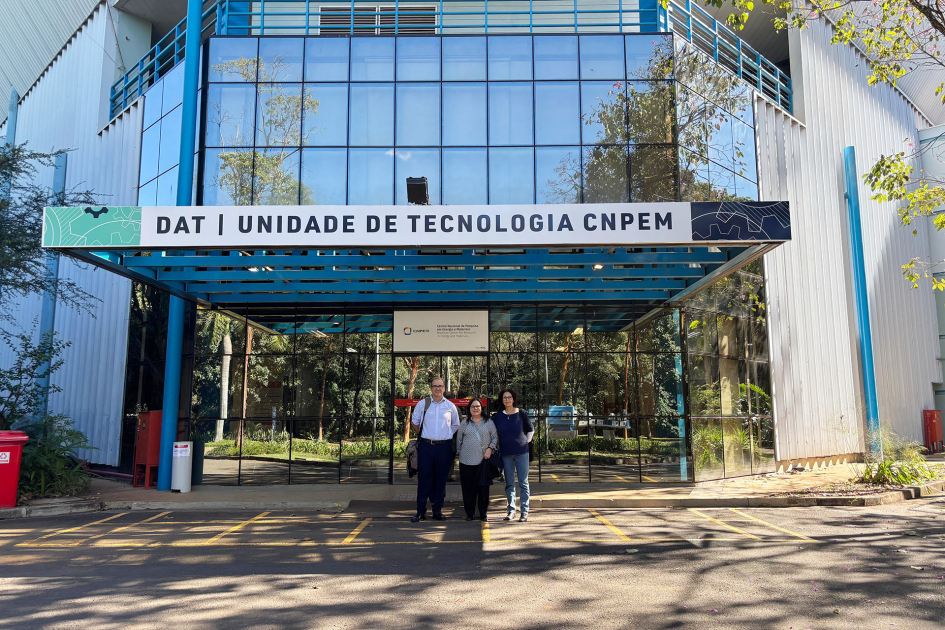 Presentación del Centro Binacional de Investigación e Innovación en Ciencias de la Vida en San Pablo Autoridades en la fachada del centro
