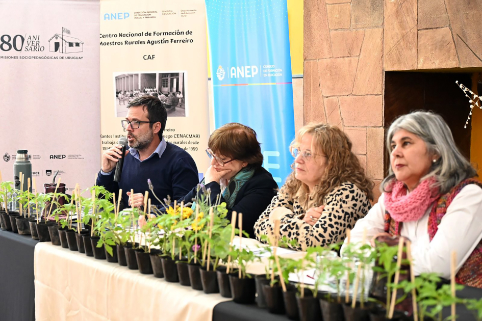 80 años de las Misiones Sociopedagógicas en Canelones. Persona hablando al público.