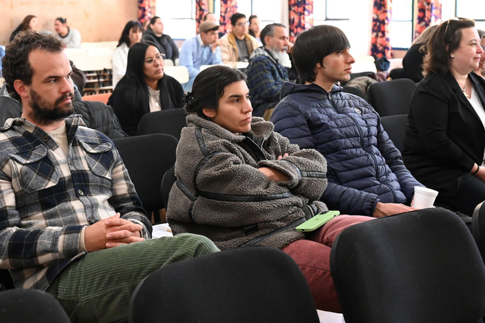 80 años de las Misiones Sociopedagógicas en Canelones. Personas escuchando una conferencia.