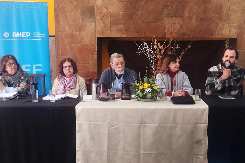 80 años de las Misiones Sociopedagógicas en Canelones. Personas en una ponencia.