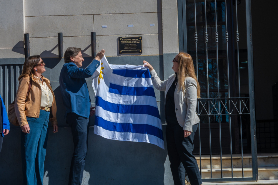 Personas descubriendo una placa