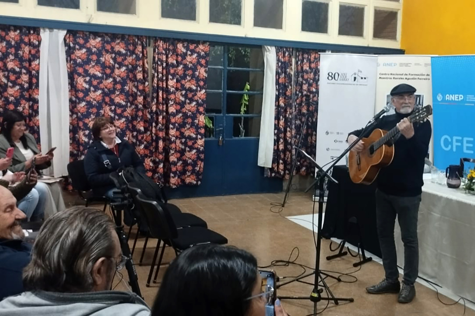 80 años de las Misiones Sociopedagógicas en Canelones. Persona tocando la guitarra