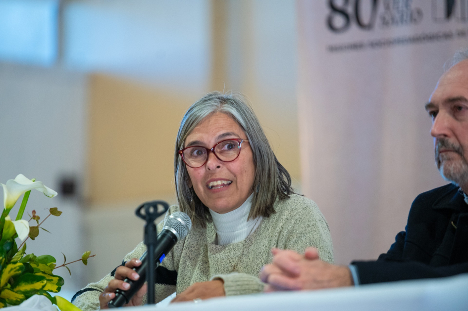 Persona hablando al público 