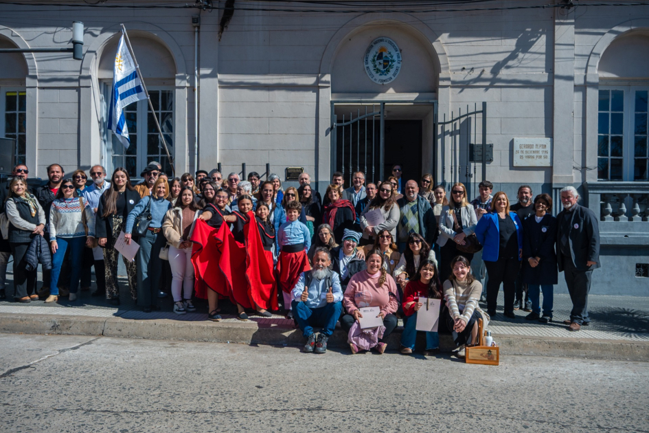 Personas posan para foto.