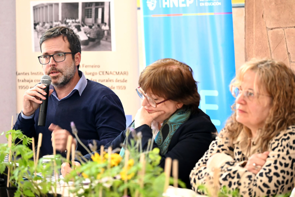 80 años de las Misiones Sociopedagógicas en Canelones. Personas en mesa hablando al público