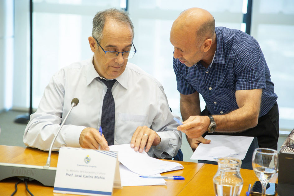 Ministro Mahía participó de la sesión del Consejo de Ministros convocada por el Presidente Orsi Ministro Mahía firmando un documento