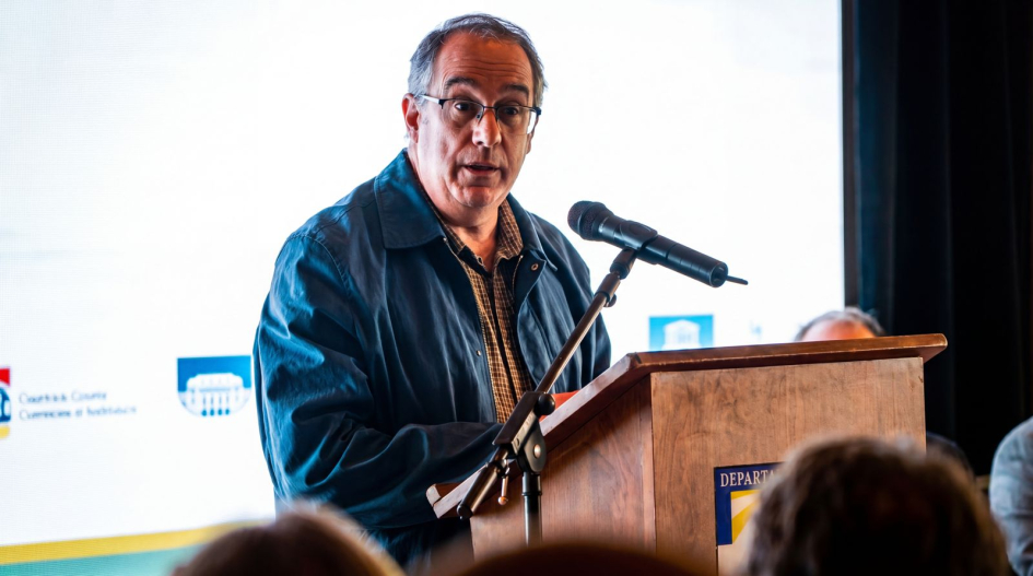 Ministro de Educación y Cultura, José Carlos Mahía realizando la oratoria