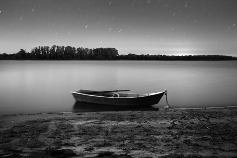 "El río y la noche" - Martín Rameau bote sobre río