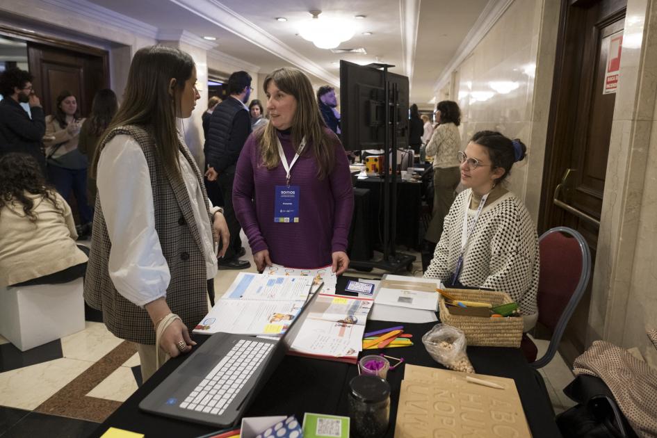 SOMOS: II Congreso Internacional sobre Educación Inclusiva Participantes intercambiando en la sección de Hacemos
