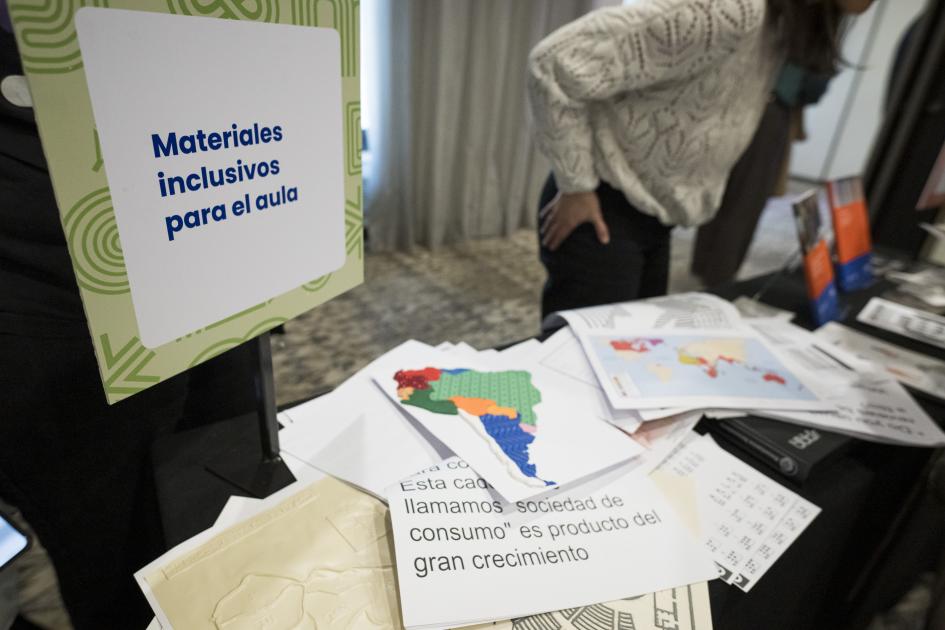 SOMOS: II Congreso Internacional sobre Educación Inclusiva Mesa con materiales inclusivos para el aula