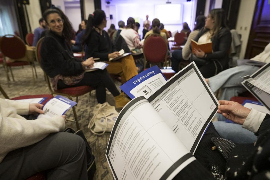 SOMOS: II Congreso Internacional sobre Educación Inclusiva Plano detalle de un libro y personas sonriendo