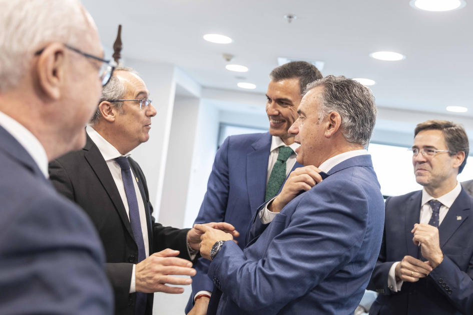 La firma se realizó en el marco de la reunión bilateral entre los presidentes Orsi y Sánchez. Personas conversando