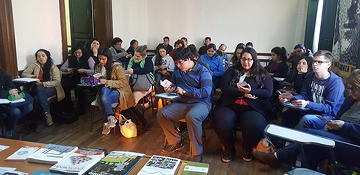 Público en la charla personas sentadas en un salón