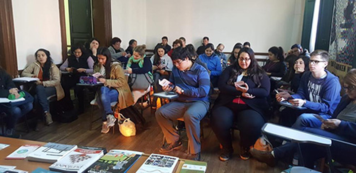 personas sentadas en un salón