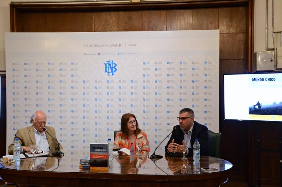 Comunicador Juan Carlos López, investigadora de la Biblioteca Nacional (BN), Elena Romiti, y director de la BN, Valentín Trujillo