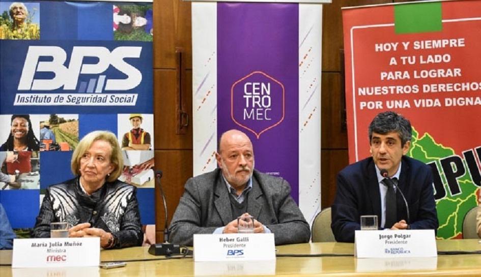 Lanzamiento del plan de capacitación «Mi banco en casa» Personas durante conferencia