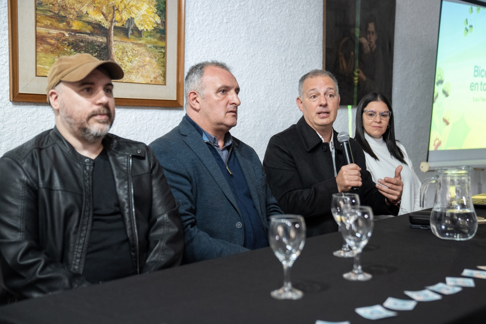 Las actividades oficiales comenzaron en la Casa de la Cultura de la ciudad Personas en mesa hablando al público.