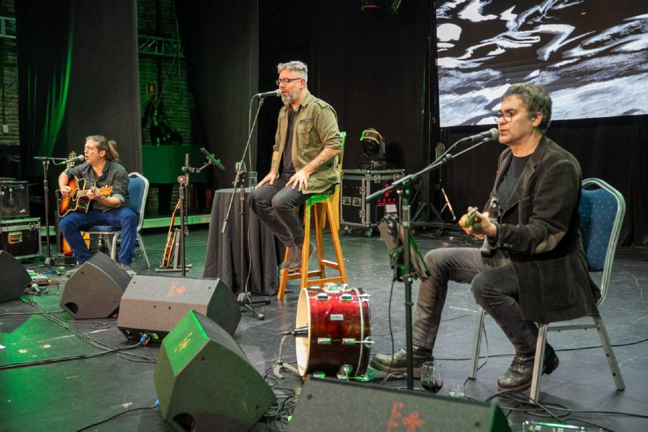 Spuntone y Mendaro se presentaron en vivo junto al músico, Mariano Martínez Músicos interpretando un tema en el escenario