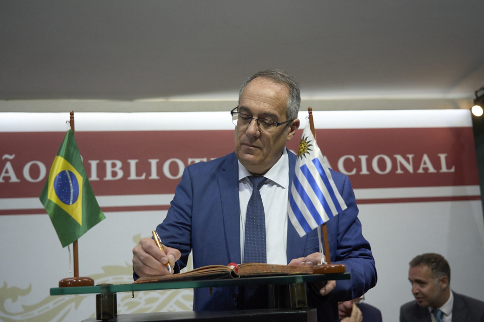 Ministro firma documento en un atril