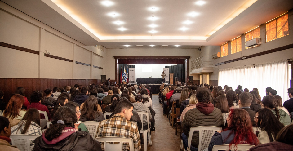 Cientos de personas entre estudiantes y docentes participaron de este ciclo. Plano general de la sala con el público