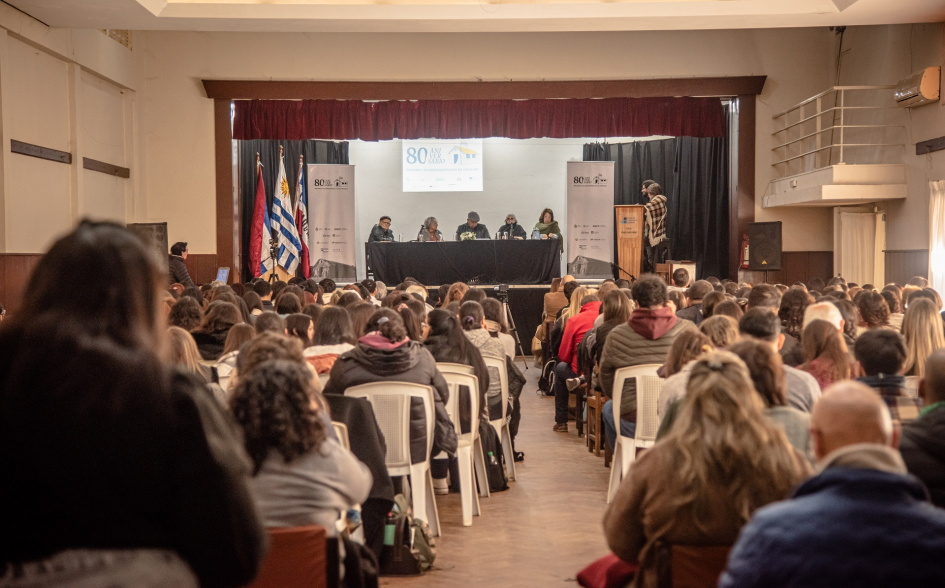 Las charlas tuvieron como fin rescatar el impacto de las misiones con visión de futuro. Plano general de la sala